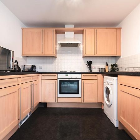 Best Price! Large Spacious 2 Bed Apartment - King Size Or Single Beds, Sofabeds, Smart Tvs, Free Parking Саутхамптън Екстериор снимка