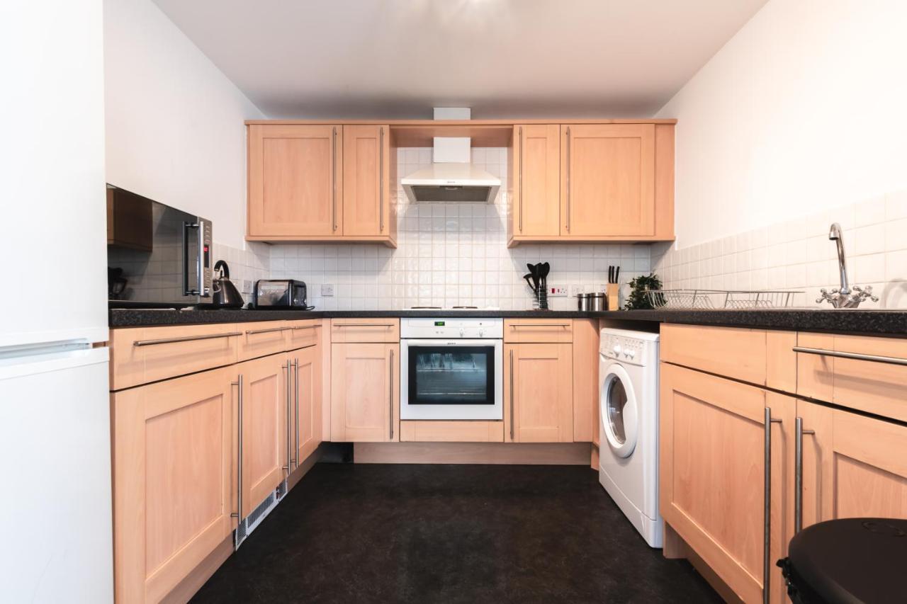 Best Price! Large Spacious 2 Bed Apartment - King Size Or Single Beds, Sofabeds, Smart Tvs, Free Parking Саутхамптън Екстериор снимка