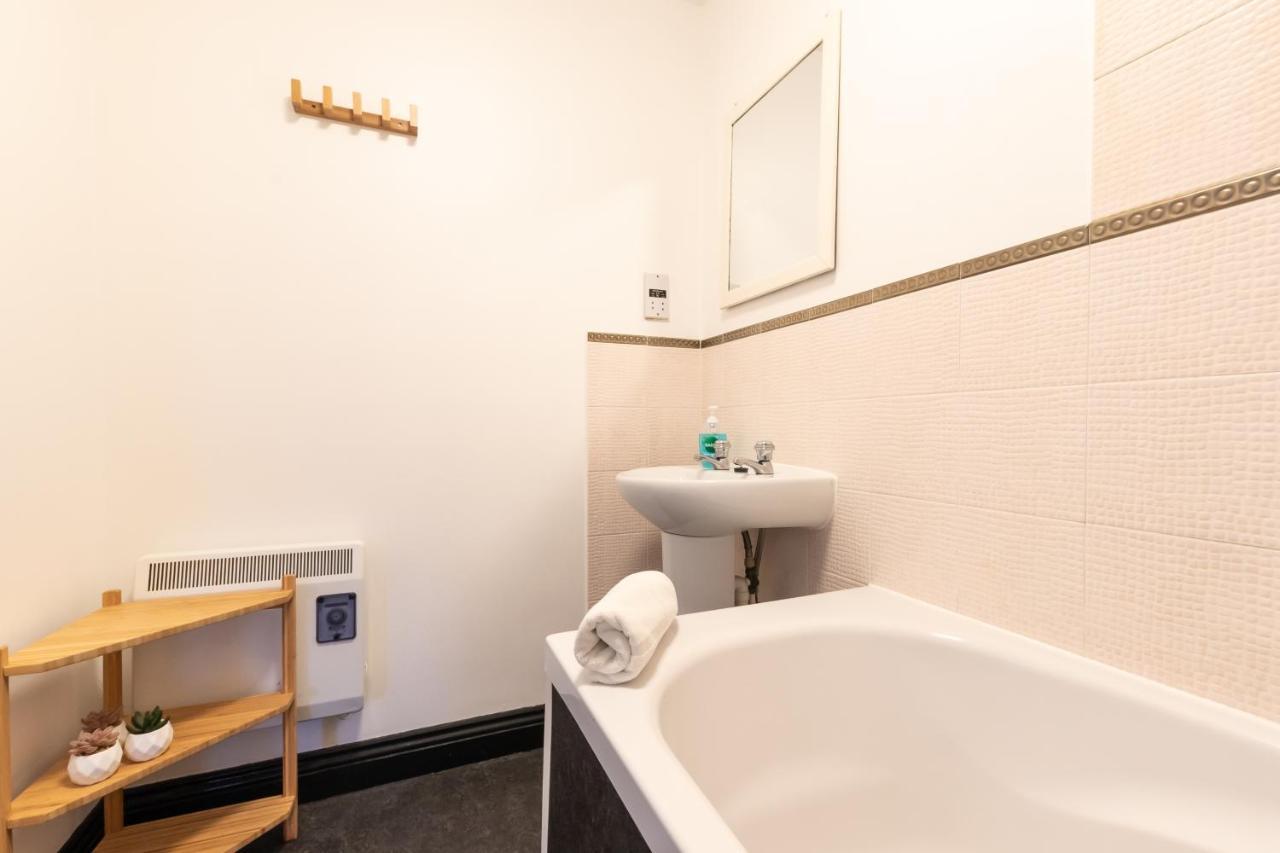 Best Price! Large Spacious 2 Bed Apartment - King Size Or Single Beds, Sofabeds, Smart Tvs, Free Parking Саутхамптън Екстериор снимка