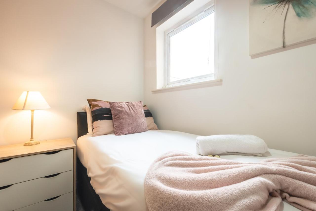 Best Price! Large Spacious 2 Bed Apartment - King Size Or Single Beds, Sofabeds, Smart Tvs, Free Parking Саутхамптън Екстериор снимка