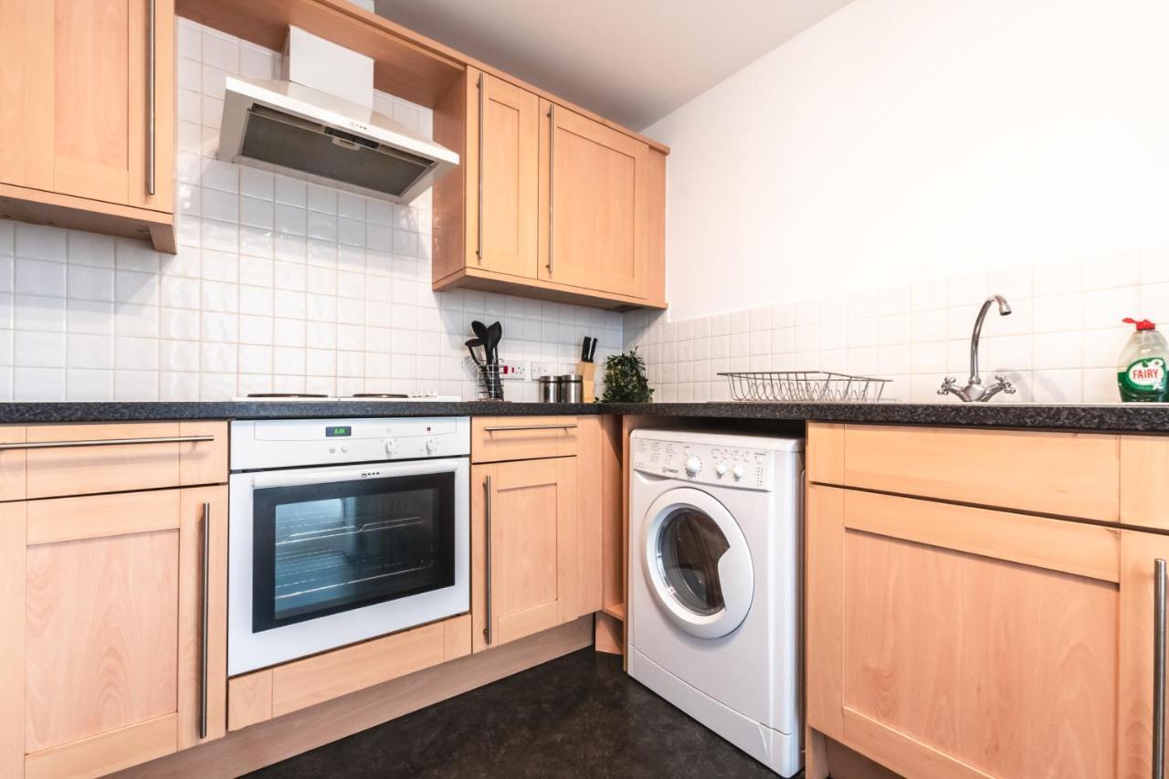 Best Price! Large Spacious 2 Bed Apartment - King Size Or Single Beds, Sofabeds, Smart Tvs, Free Parking Саутхамптън Екстериор снимка